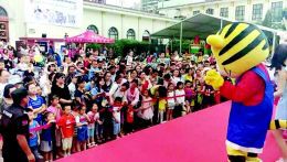 本報訊“六一”馬上就要到了，您的孩子準(zhǔn)備去哪里玩？從5月27日開始，山西省展覽館內(nèi)將舉辦為期三天的山西首屆兒童產(chǎn)業(yè)博覽會。豐富有趣的節(jié)目展示、大型親子嘉年華活動、巧虎主題游戲……一場場異彩紛呈的兒童節(jié)活動，將陪伴小朋友們過一個不同體驗的快樂兒童節(jié)。