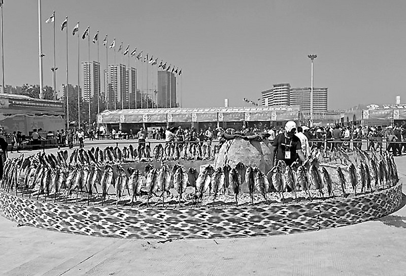 本報(bào)訊5月26日，第三屆絲綢之路國(guó)際食品展覽交易會(huì)暨第六屆中國(guó)新疆國(guó)際餐飲文化博覽會(huì)（“食品展交會(huì)”）在新疆維吾爾自治區(qū)烏魯木齊市國(guó)際會(huì)展中心開(kāi)幕。本屆食品展交會(huì)以“交流、交易、交融”為主題，由“展、會(huì)、賽、演”系列活動(dòng)構(gòu)成，展覽展示面積達(dá)6萬(wàn)平方米。