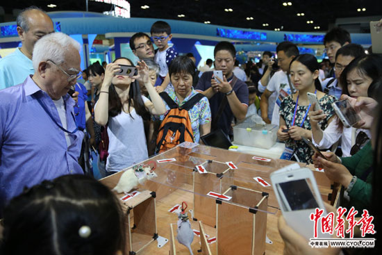 ＂十二五＂科技創(chuàng)新成就展 千人記者團體驗科技(圖1)