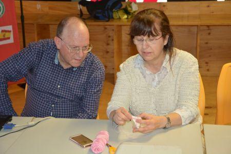 市民學(xué)習(xí)制作端午節(jié)彩線荷包