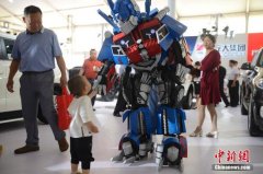 “變形金剛”鋼管舞助陣呼和浩特國際汽車展