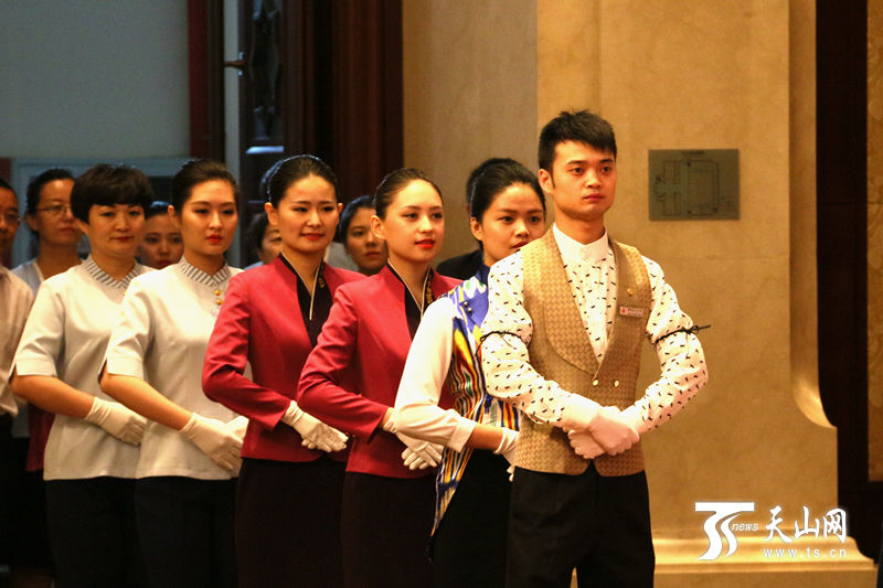 自治區(qū)機關(guān)事務管理系統(tǒng)“展機關(guān)事務風采·迎中國—亞歐博覽會”文化知識技能競賽服務禮儀比賽現(xiàn)場。