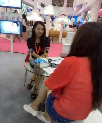 斕斕攜米媛光感面膜走進(jìn)美博會(huì)(圖3)