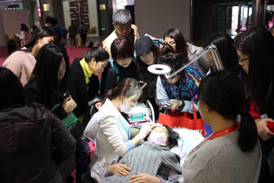 北京美博會《瑯泰姆蘭》化妝培訓(xùn)技術(shù)機(jī)器現(xiàn)世(圖6)