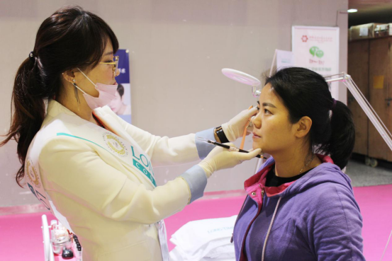 北京美博會《瑯泰姆蘭》化妝培訓(xùn)技術(shù)機(jī)器現(xiàn)世(圖5)