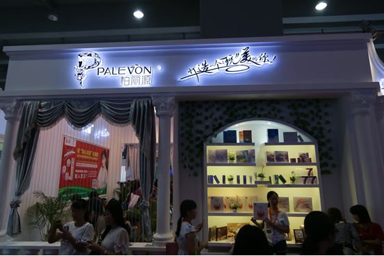  瓊女郎陳德容驚現(xiàn)廣州美博會現(xiàn)場玩自拍(圖5)