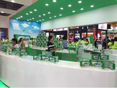 新國(guó)貨高調(diào)亮相美博會(huì) 立白凈博士洗衣片正式登(圖2)