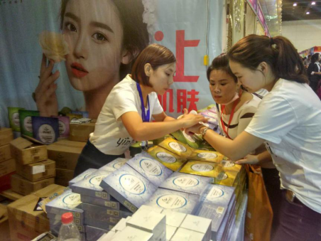 尹潤(rùn)姬現(xiàn)身2016鄭州國(guó)際美博會(huì)  明星產(chǎn)品引搶購(gòu)